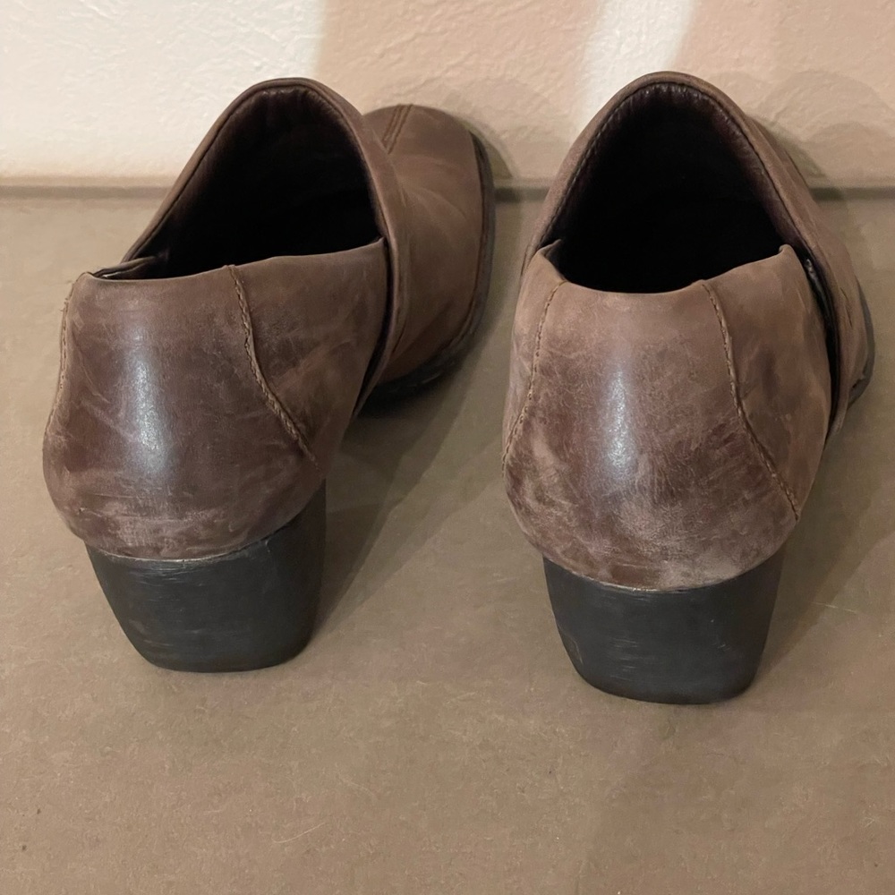 Born Brown Clogs - image 7